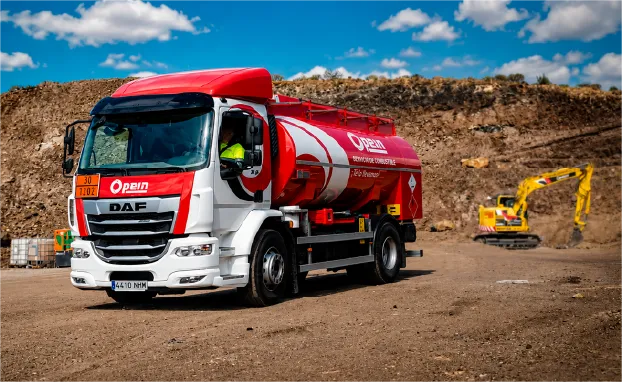 Camión de combustible Opein repostando en obra